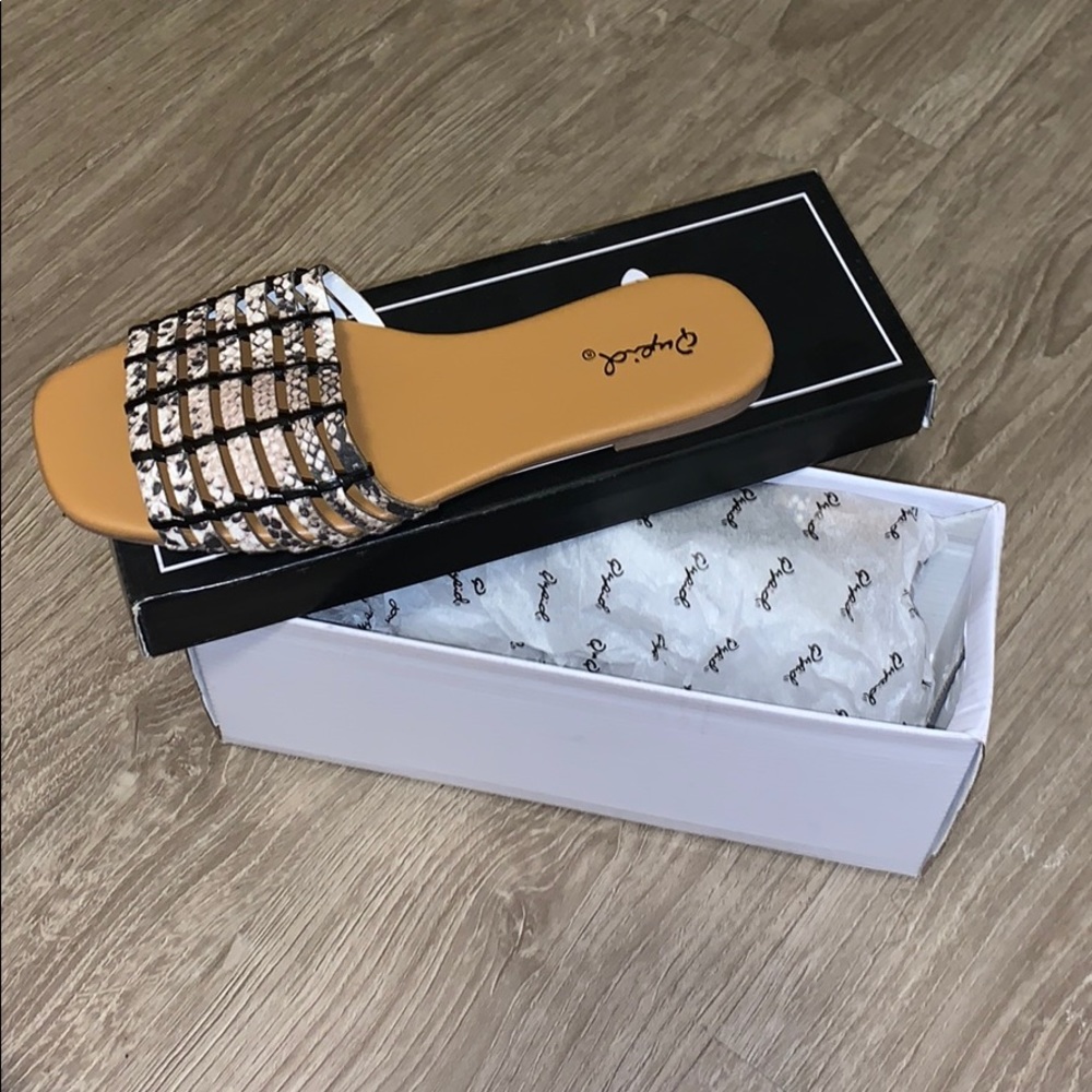 Black/white sandals